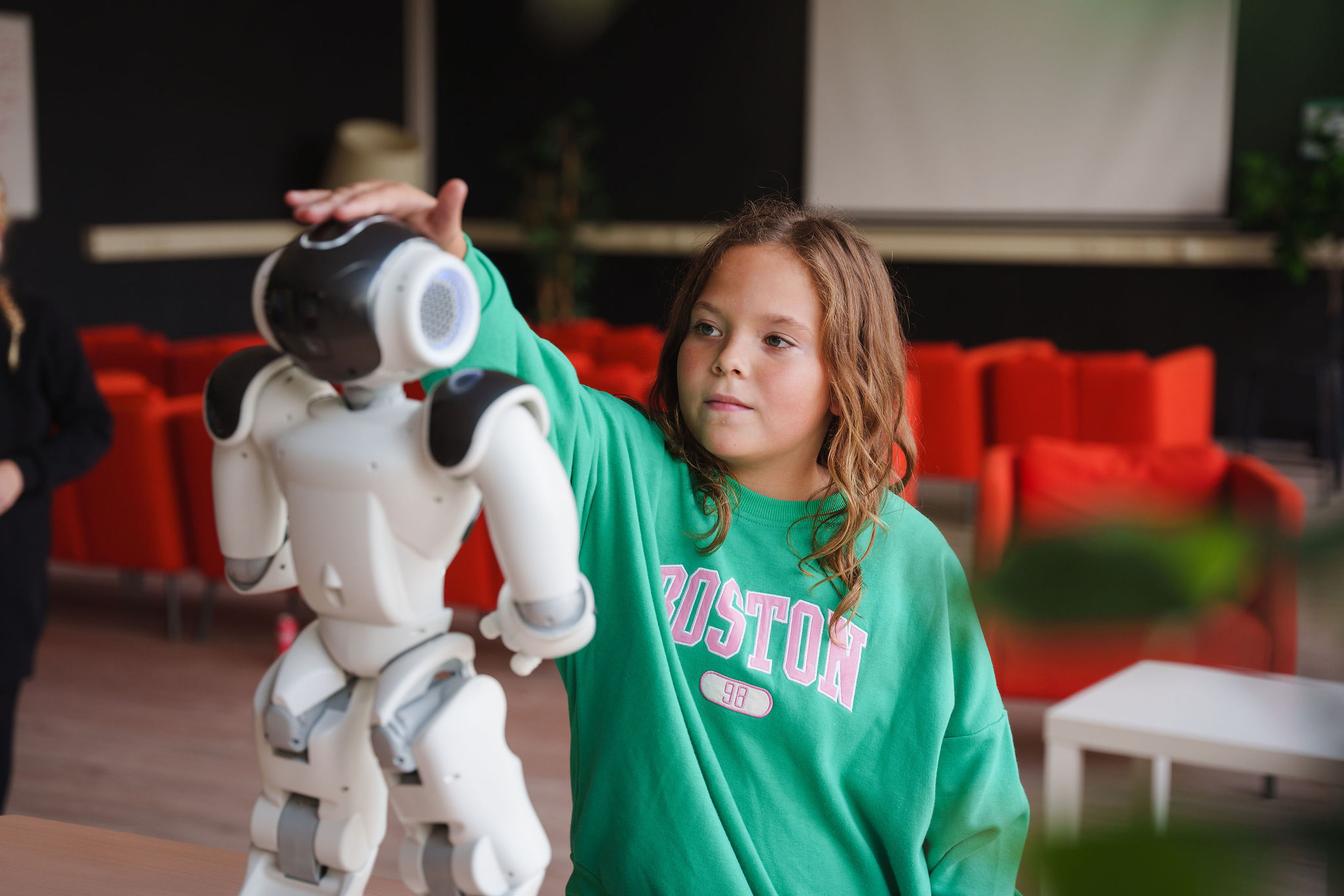 meisje leert van robot in het onderwijs door te doen