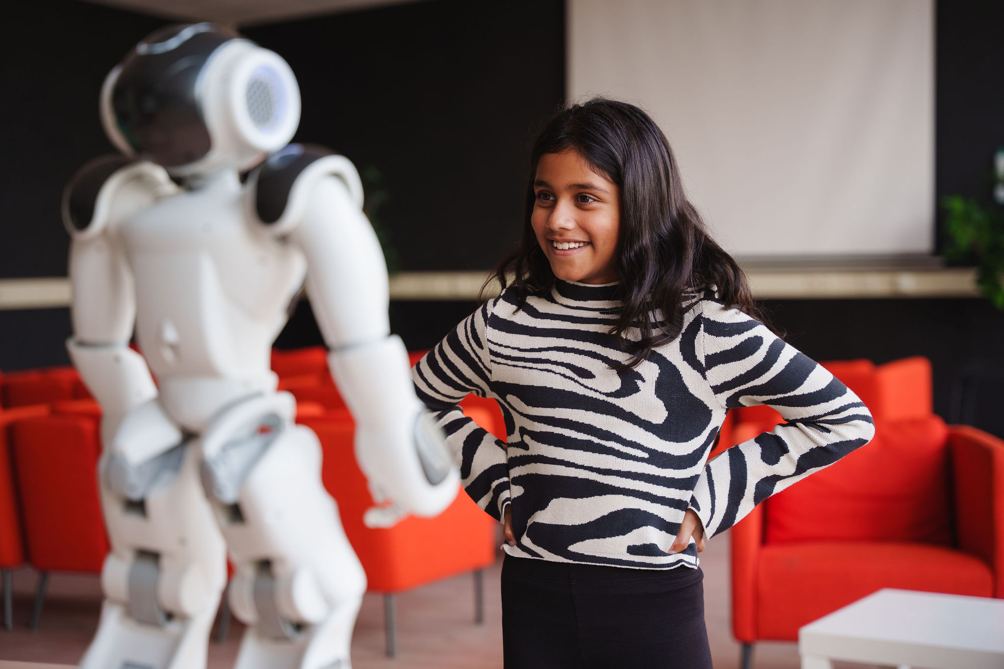 meisje leert van robot in het onderwijs vaardigheden voor toekomstige carrière