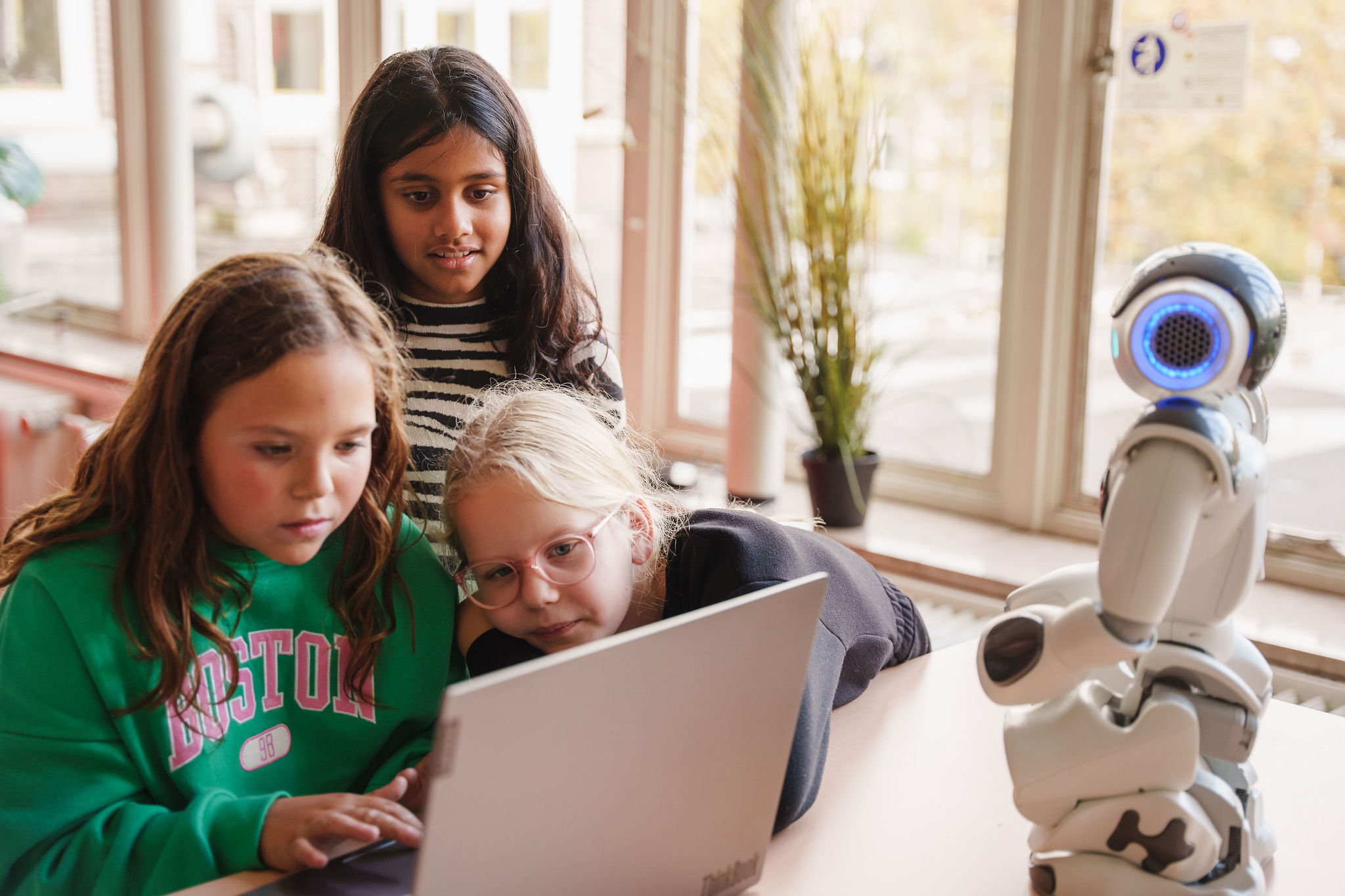 robot in het onderwijs bevordert samenwerking tussen 3 meisjes