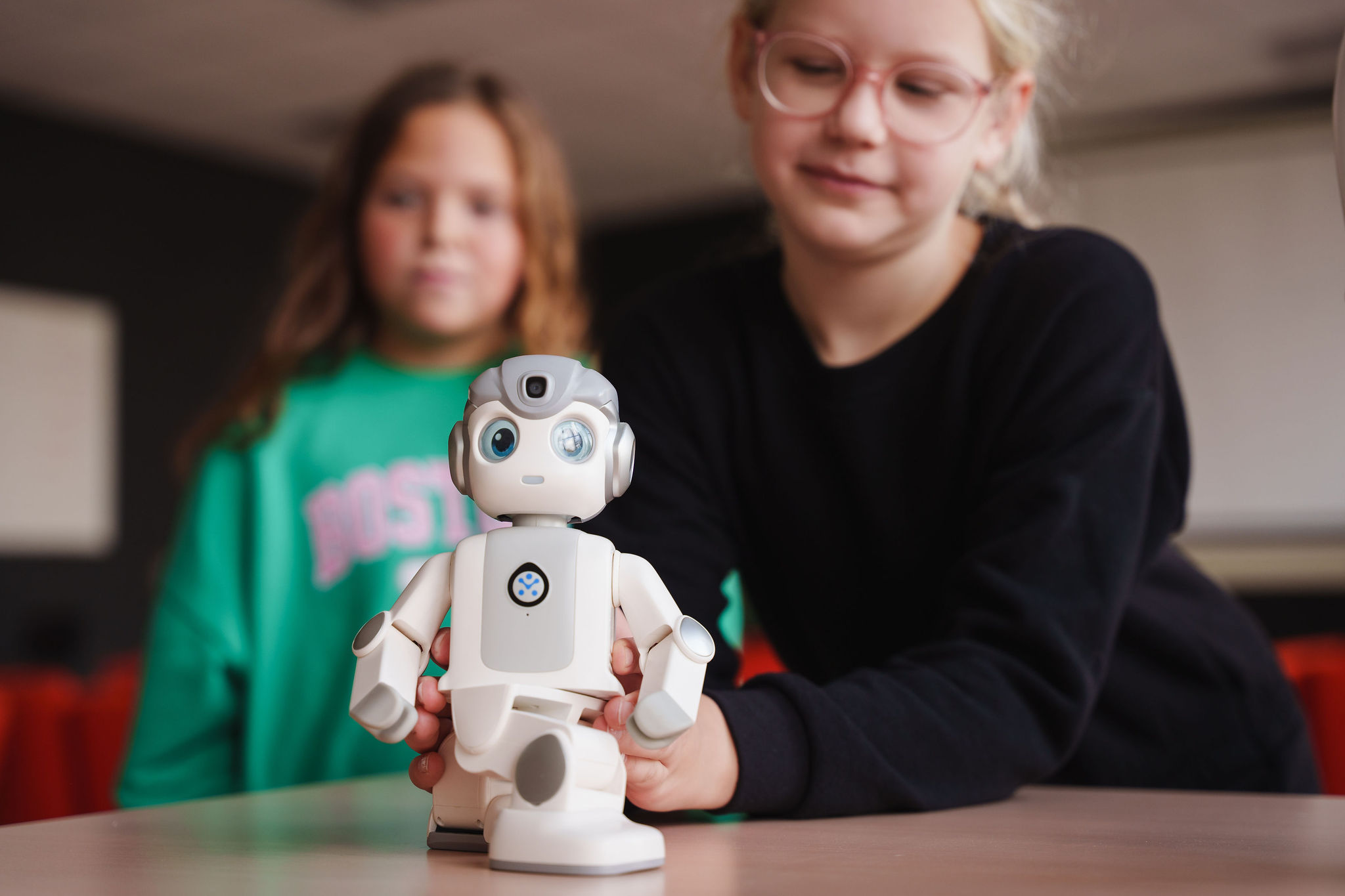 Robot in de klas helpt 2 meisjes bij het ontwikkelen van soft skills